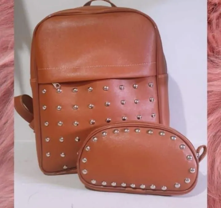 Mochila marrom com detalhes e necessaire