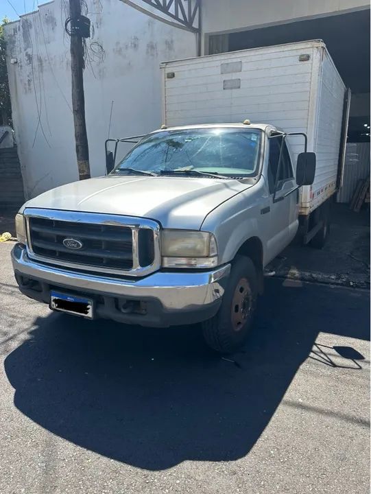 Ford F4000 Ano 2002 motor cummins