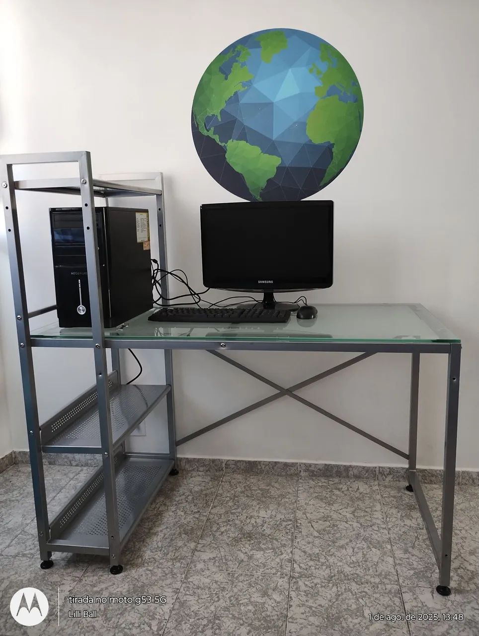 Mesa de escritório com estrutura em metal e vidro