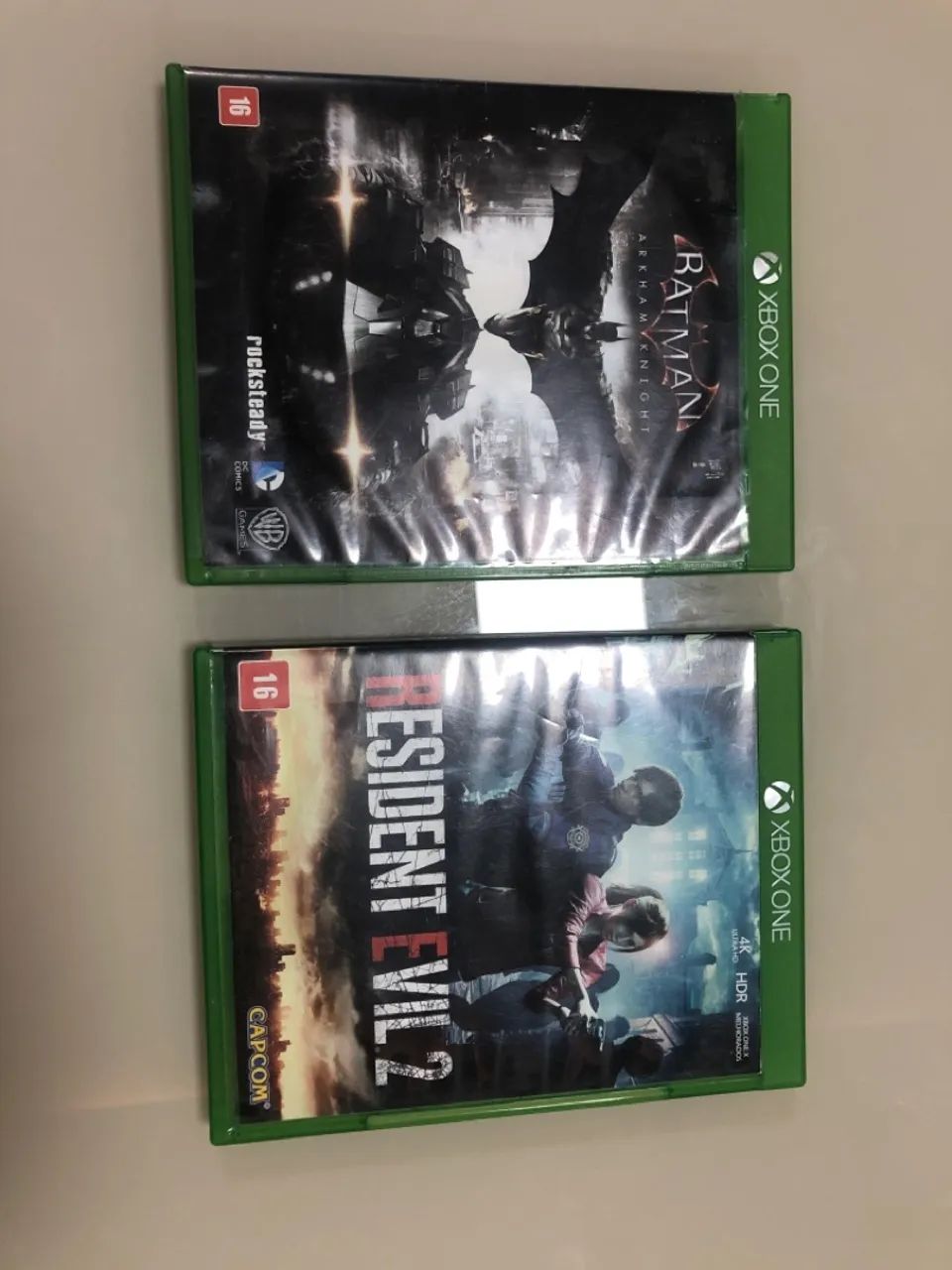 Combo Batman Arkham Knight e Resident Evil 2 Remake - Xbox One/Series. - Foto 2