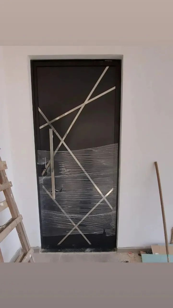Porta de entrada em acm preto com puxador de aço inox - Foto 2