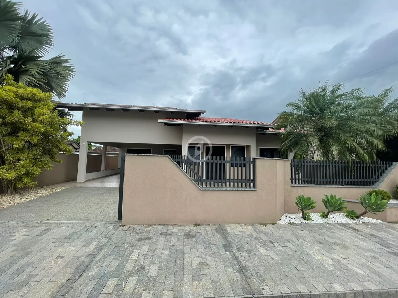 Casa de 3 quartos com amplo terreno no centro de Guaramirim