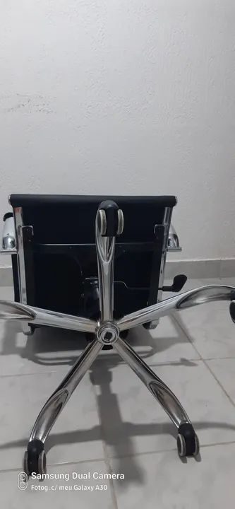 Cadeira de Escritório Giratória com Rodinhas em perfeito estado  - Foto 5
