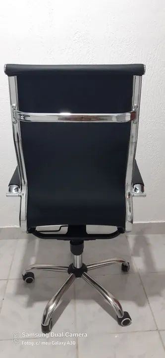 Cadeira de Escritório Giratória com Rodinhas em perfeito estado  - Foto 3