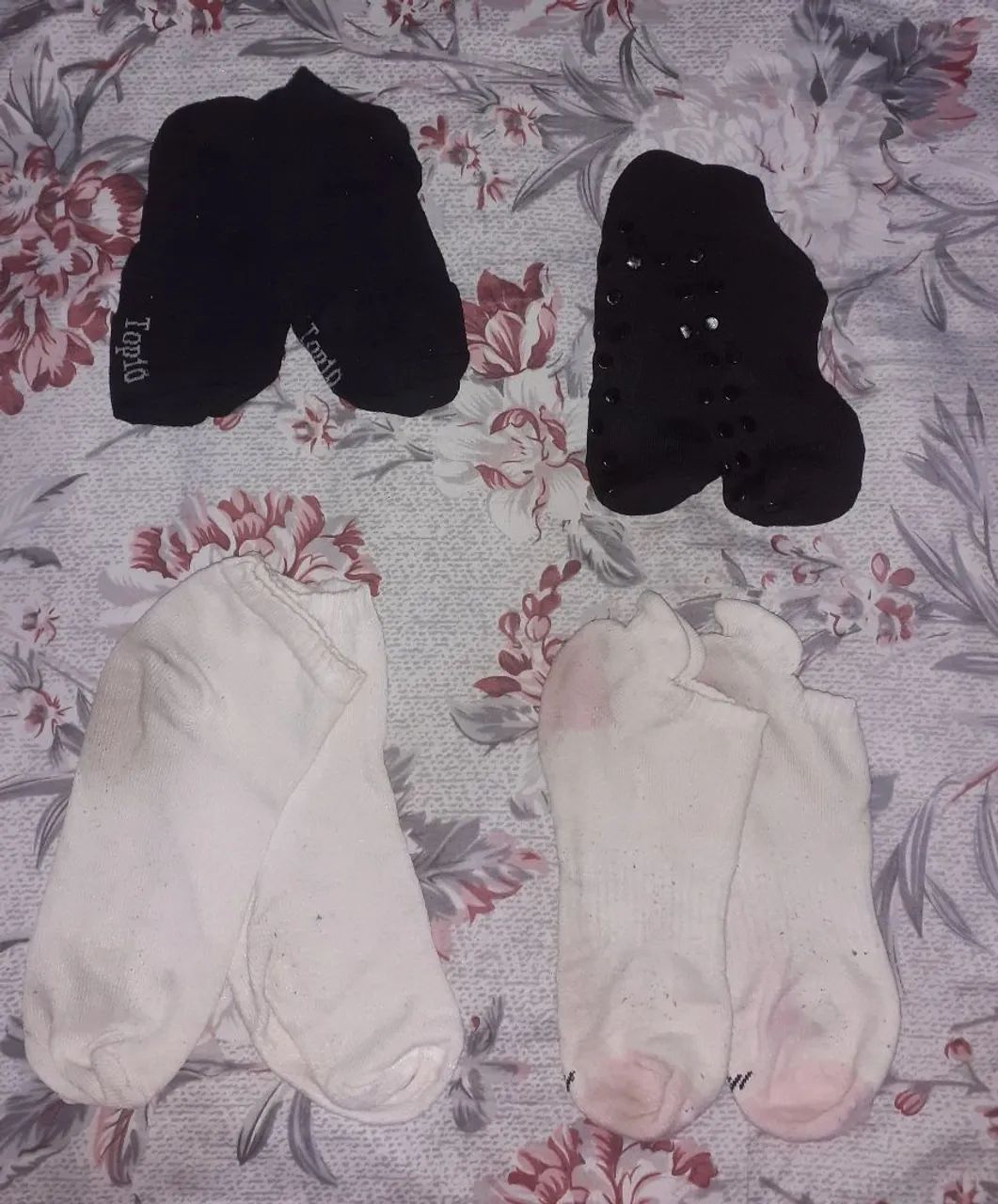 Meias de diversos modelos e cores.