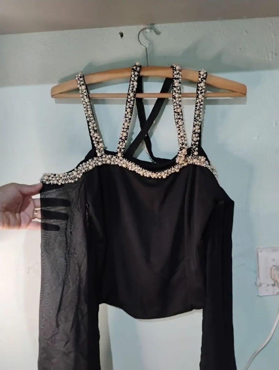 Blusa preta com detalhes em pérolas