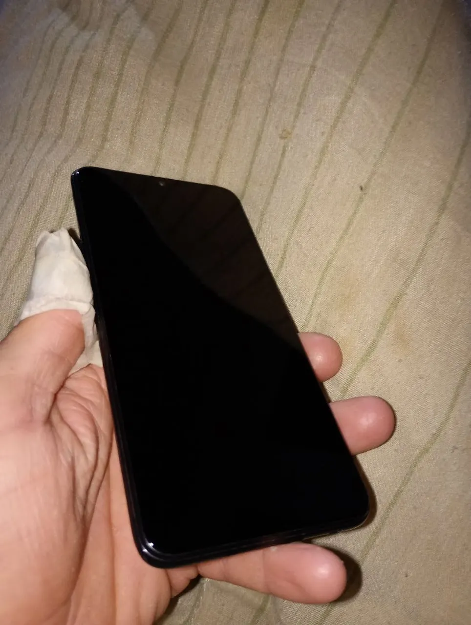 Smartphone Preto - Design Moderno e Tela Imersiva