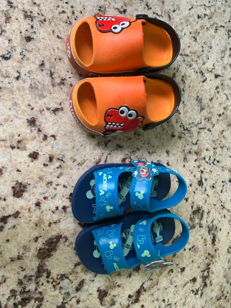 Sandálias infantis Mickey e Dinossauro - Tamanhos 19 