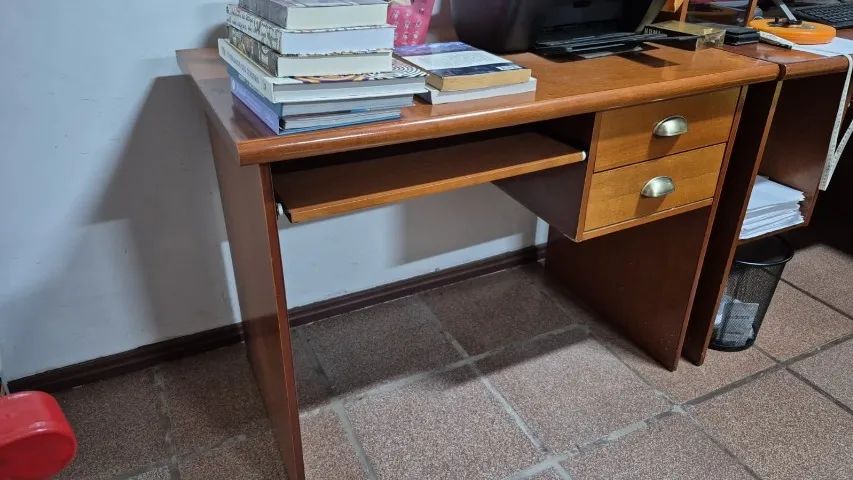 Escrivaninha em madeira, na cor Mogno - Foto 2