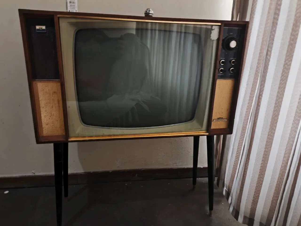 TV antiga vintage em ótimo estado