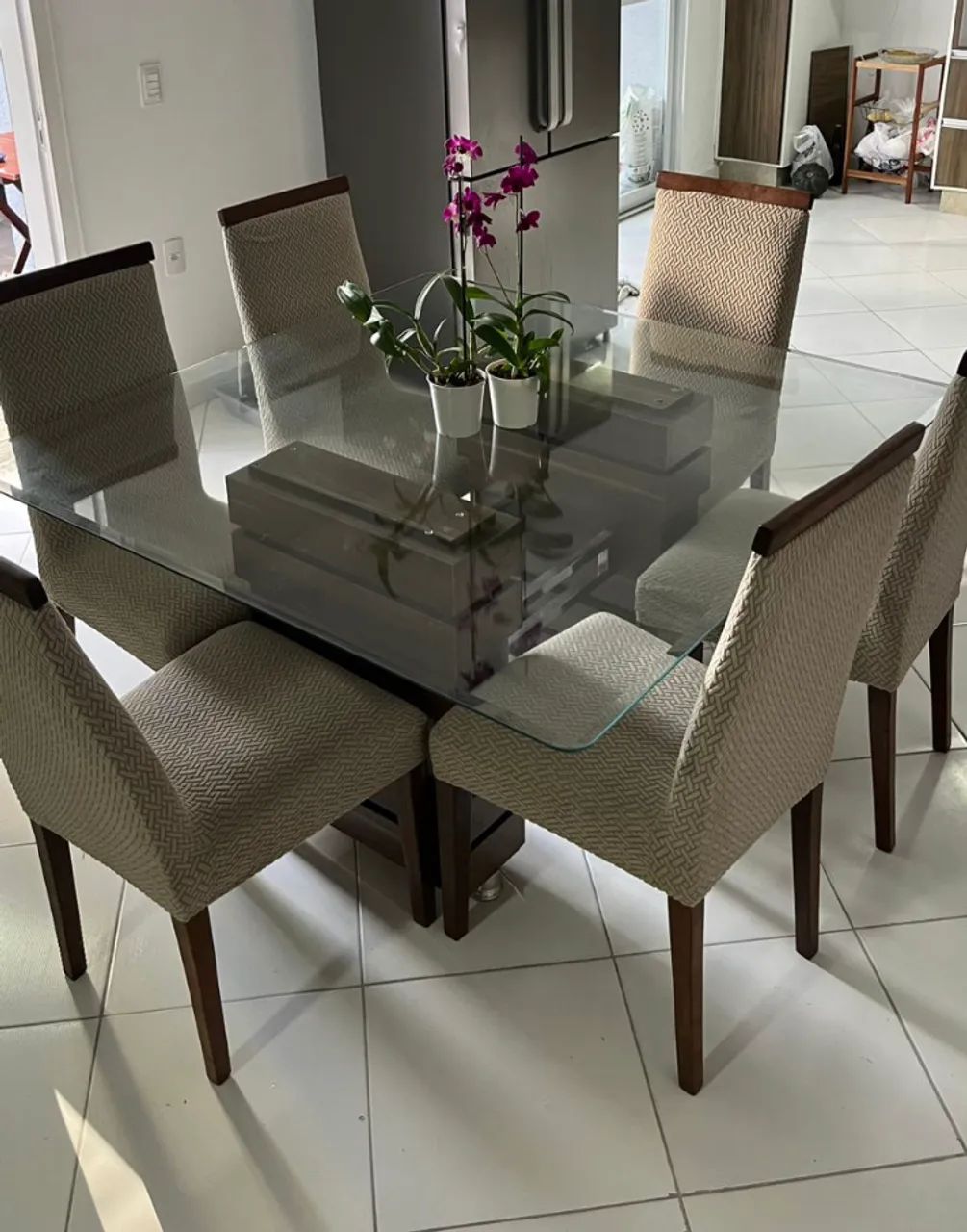 Mesa de jantar com tampo de vidro 