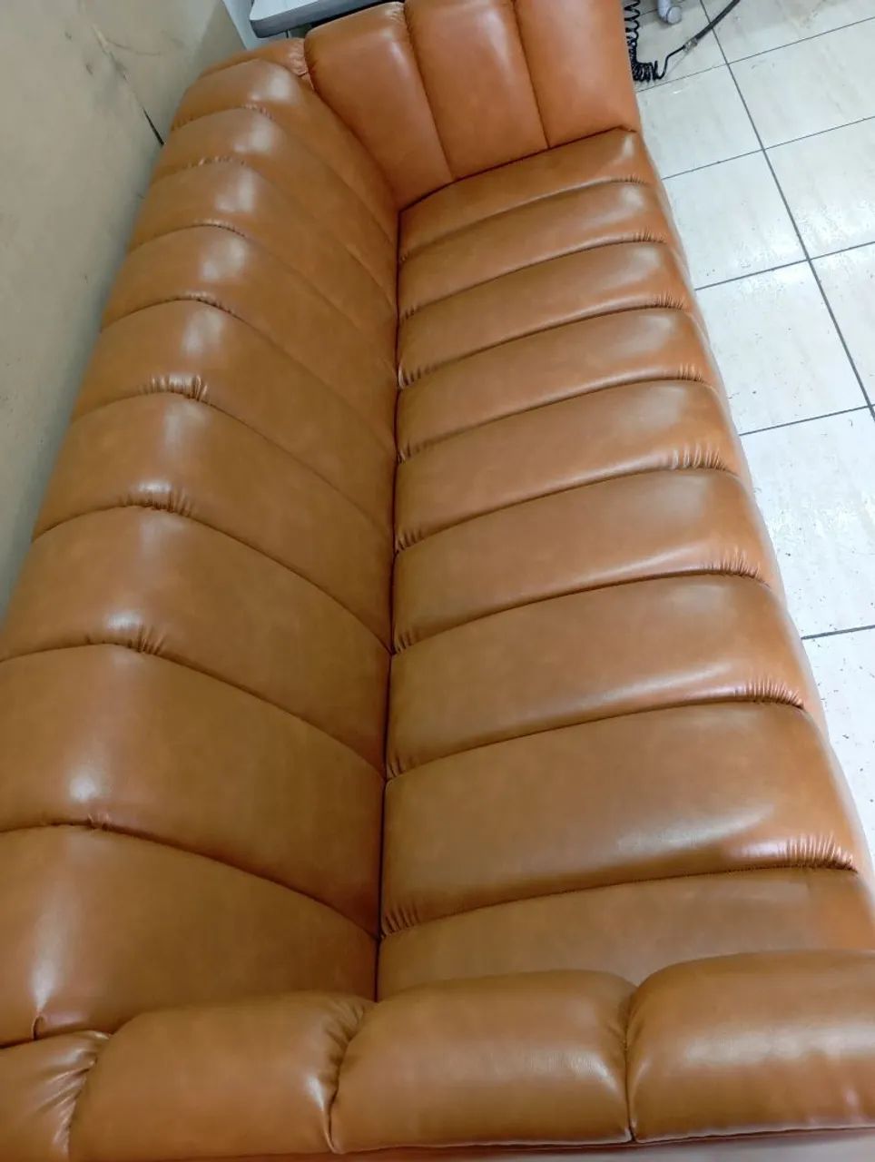 Sofá de Couro Moderno e Elegante veja a descrição completa  - Foto 2