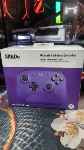 Controle Sem Fio 8BitDo Ultimate 2 com Base de Car. Tri-Mode Multi Plataforma Roxo - Foto 2
