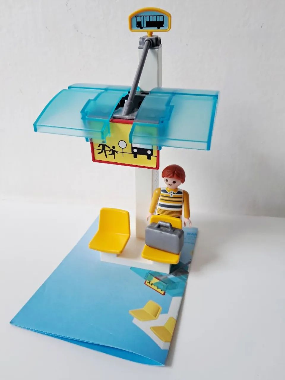Playmobil Parada de Ônibus com Figura e Acessórios  - Foto 3
