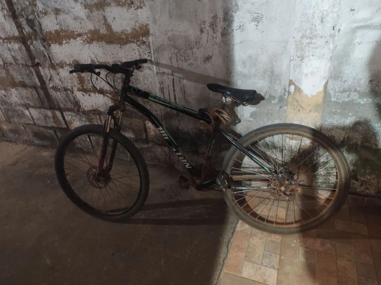Bicicleta usada, um pouco avariada