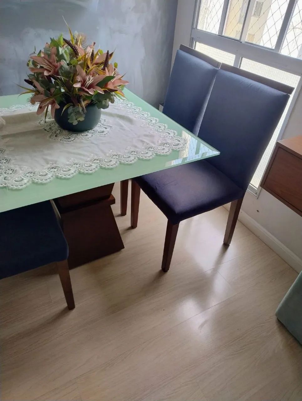 Mesa com 4 cadeiras estofadas em madeira - Foto 2