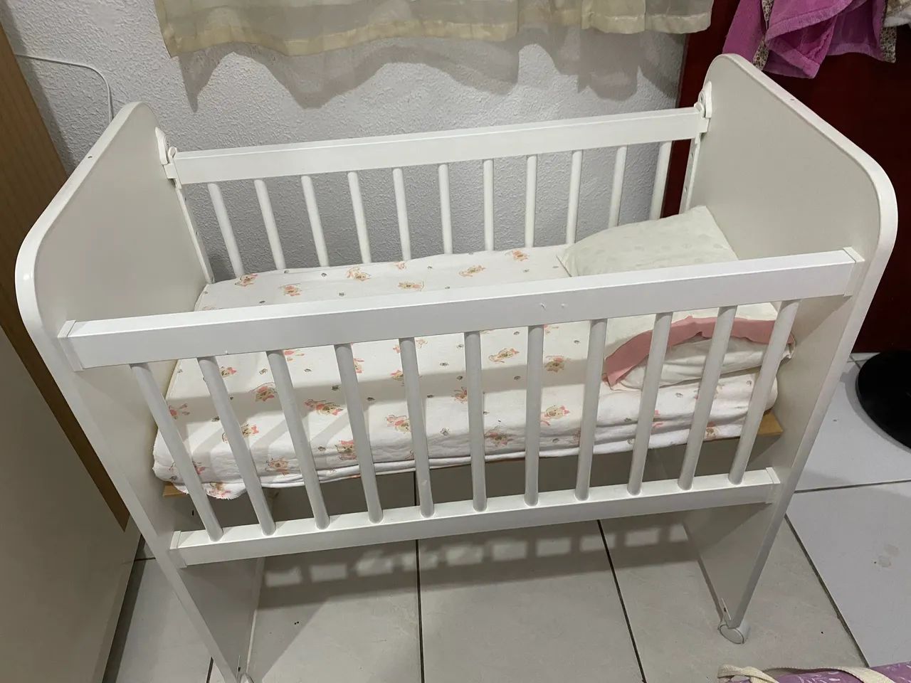 Mini Berço Branco com Colchão - Excelente Estado  - Foto 2