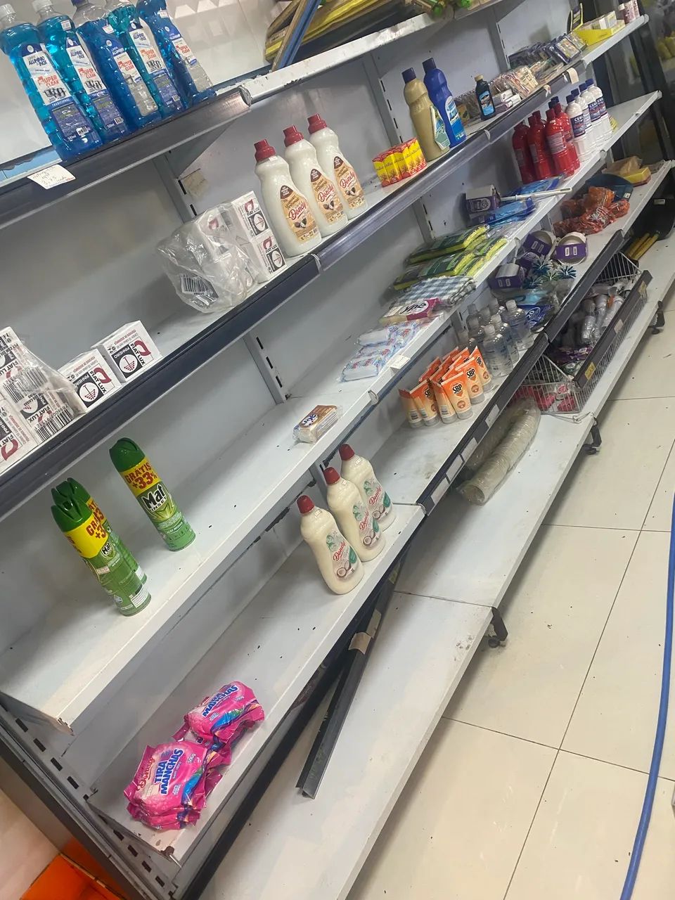 Vendo gôndolas para mini mercado duas central e duas de parede - Foto 2