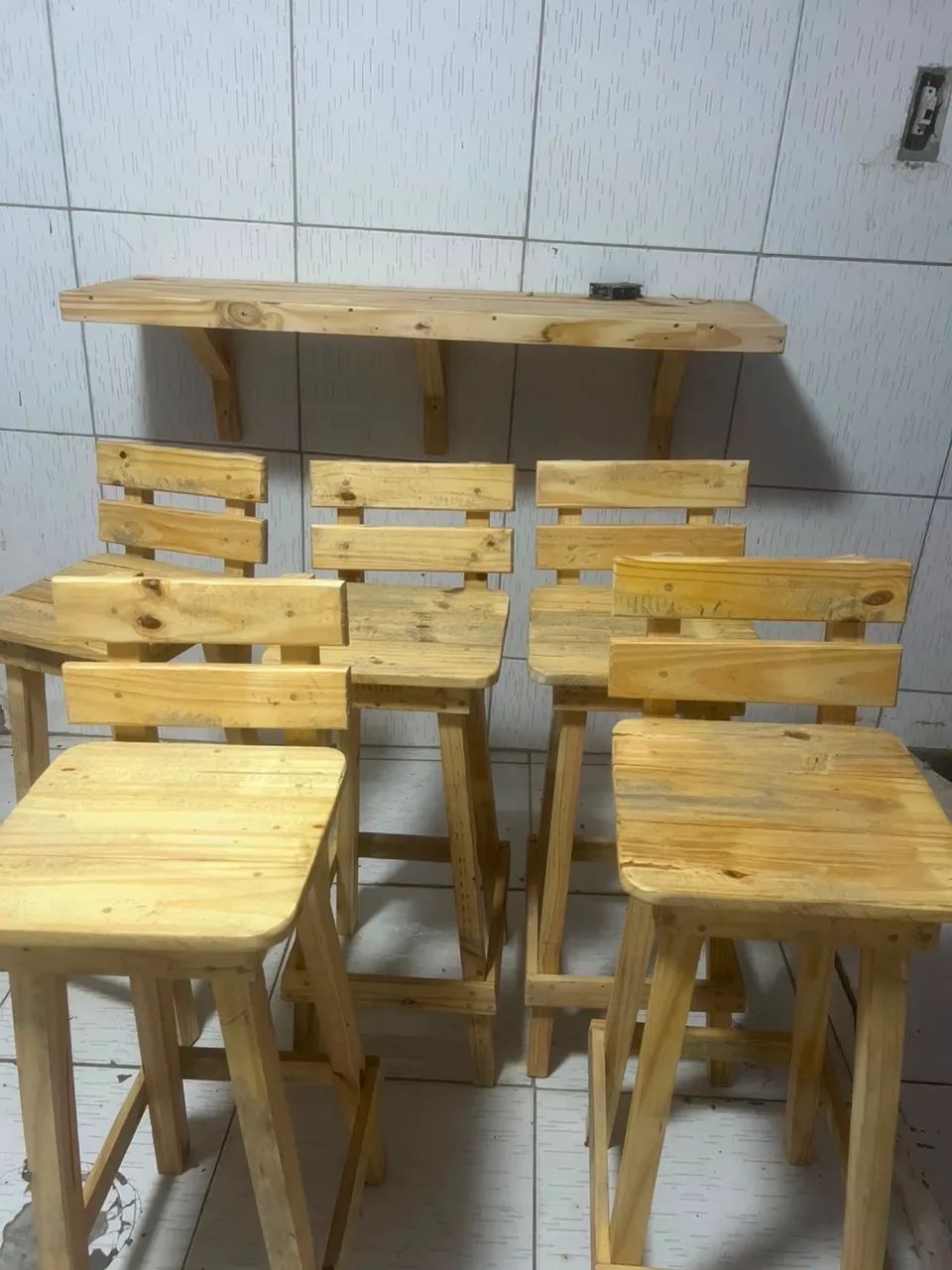 Mesas de canto e cadeiras 