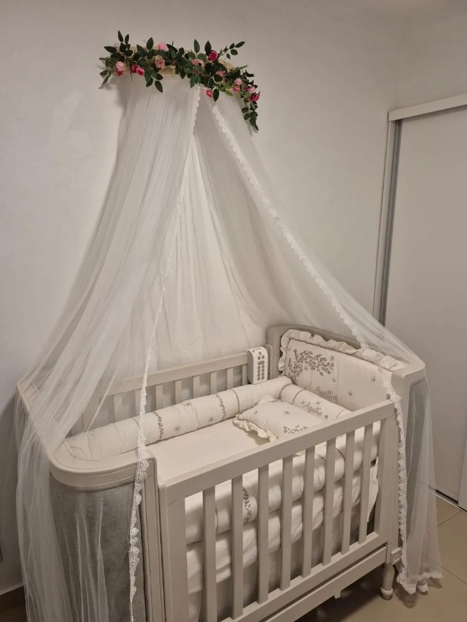 Berço estilo clássico estofado + colchão 