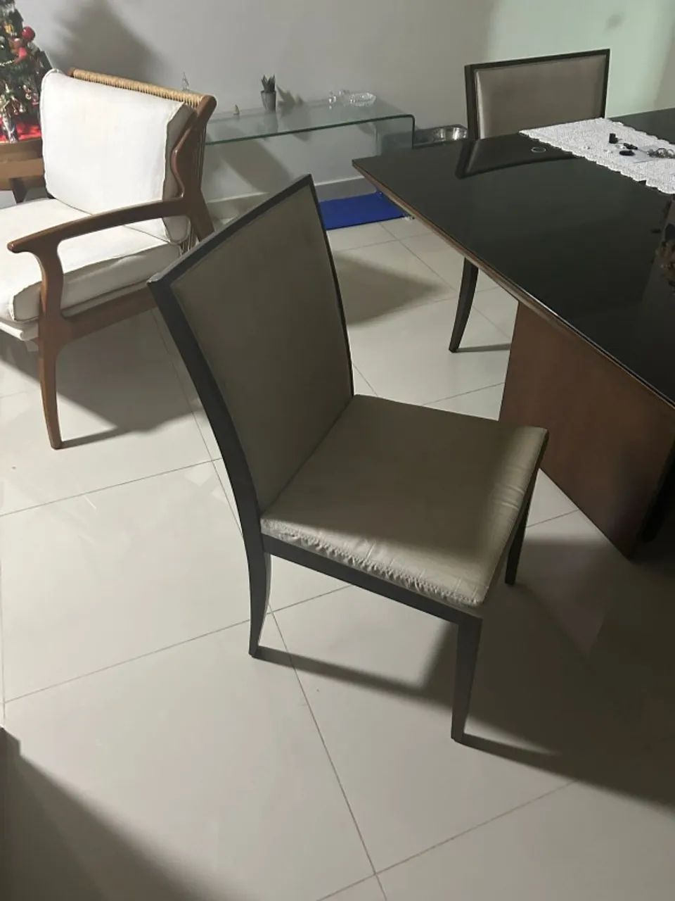 Mesa de jantar com cadeiras de vidro e madeira - Foto 2