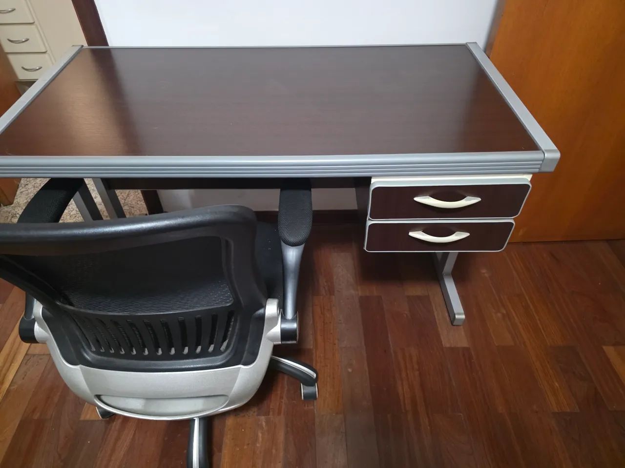 Mesa e cadeira gaveta com chave(cor marrom)