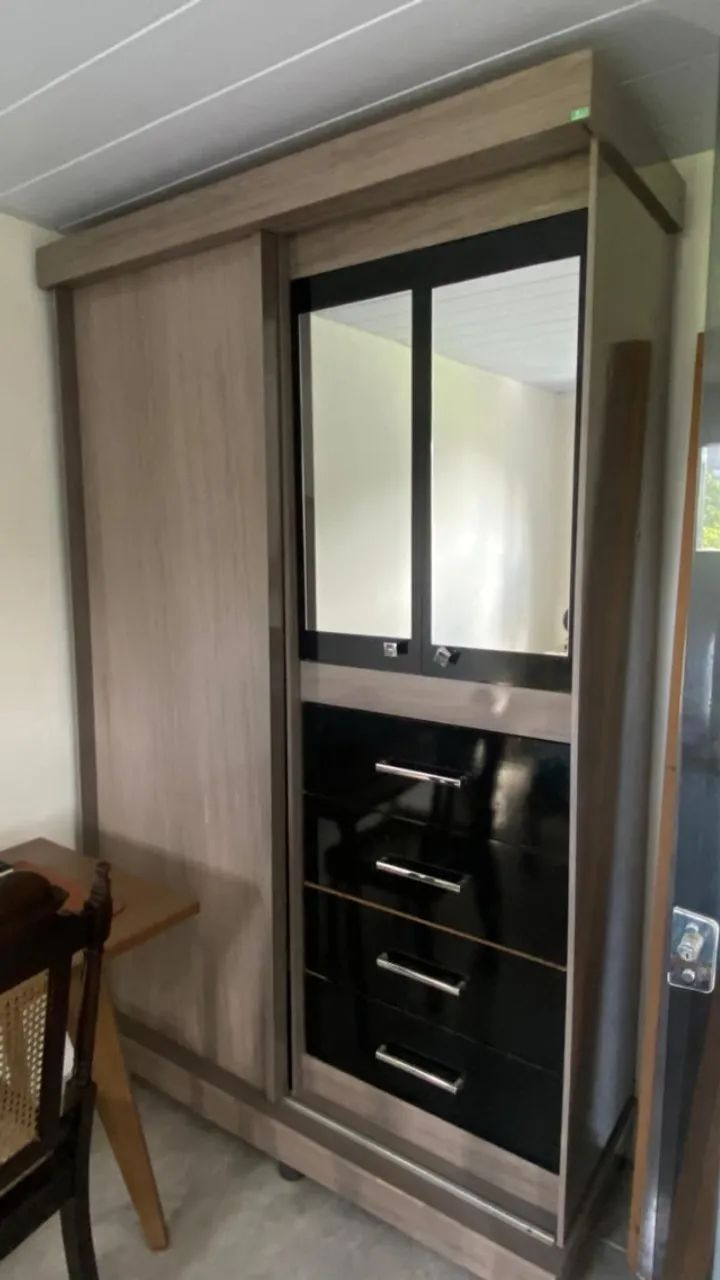 Guarda-roupa com espelho 4 gavetas e 1 porta de correr