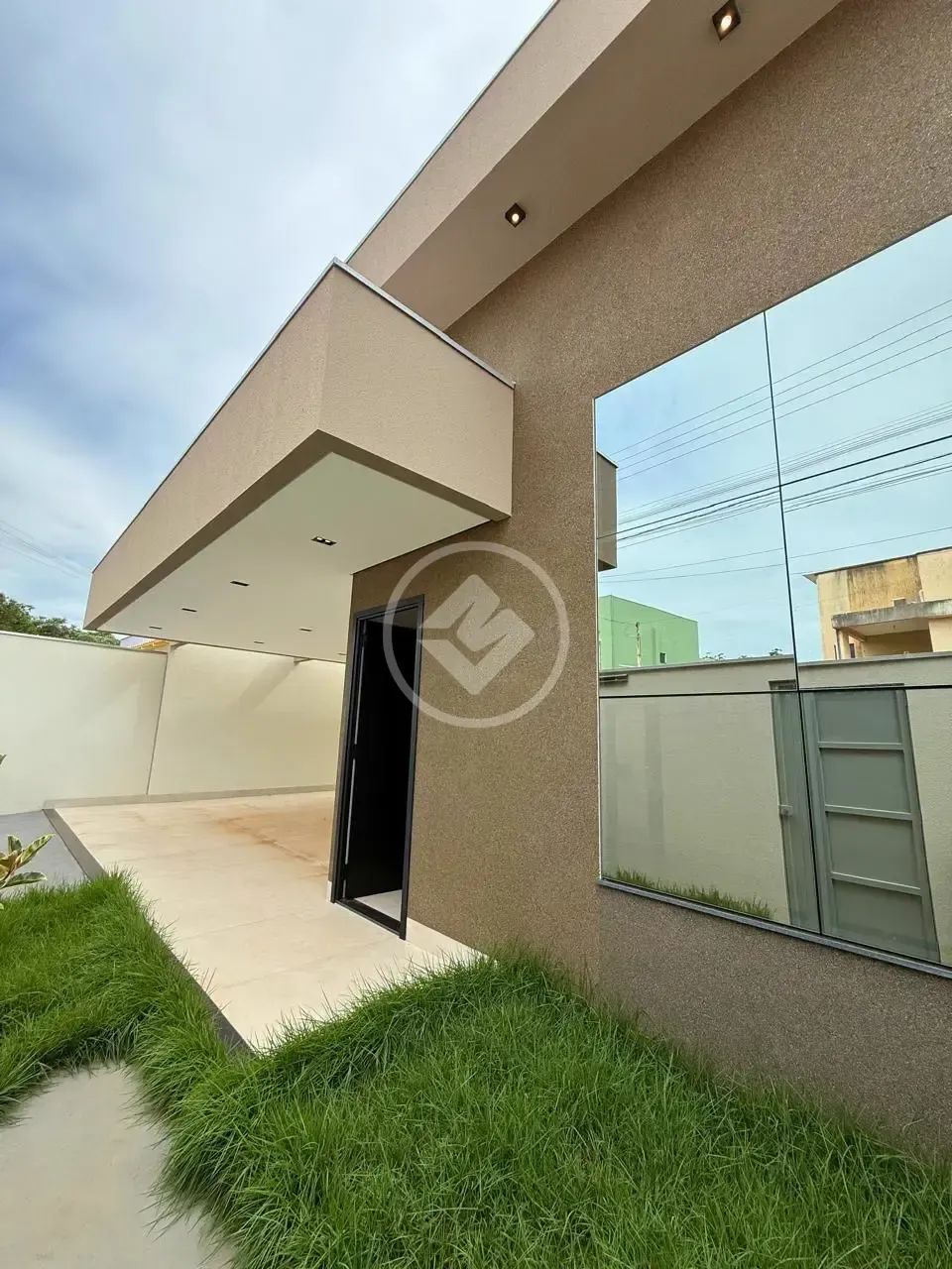 CASA COM 3 QUARTOS SENDO 2 SUITES VAGAS DE GARAGEM PARA ATE 3 CARROS codigo: 265701