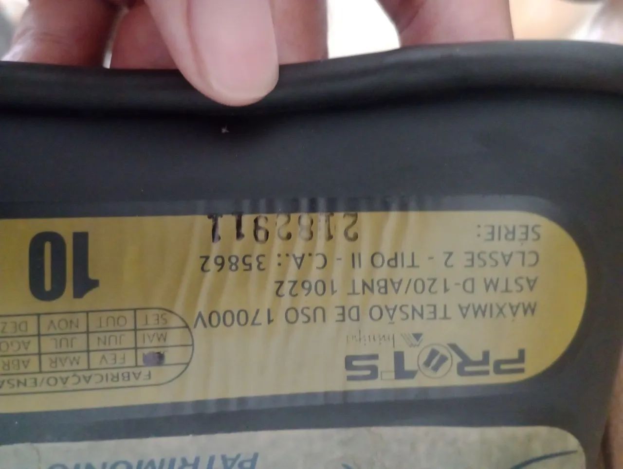 Luvas isoladas de borracha  - Foto 3