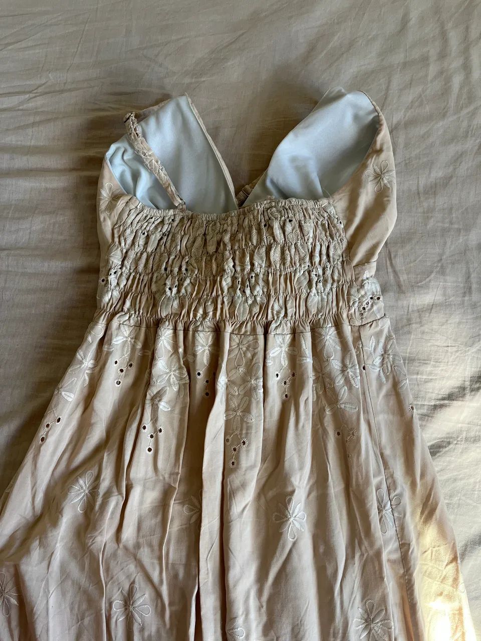 Vestido bege rendado - Foto 4