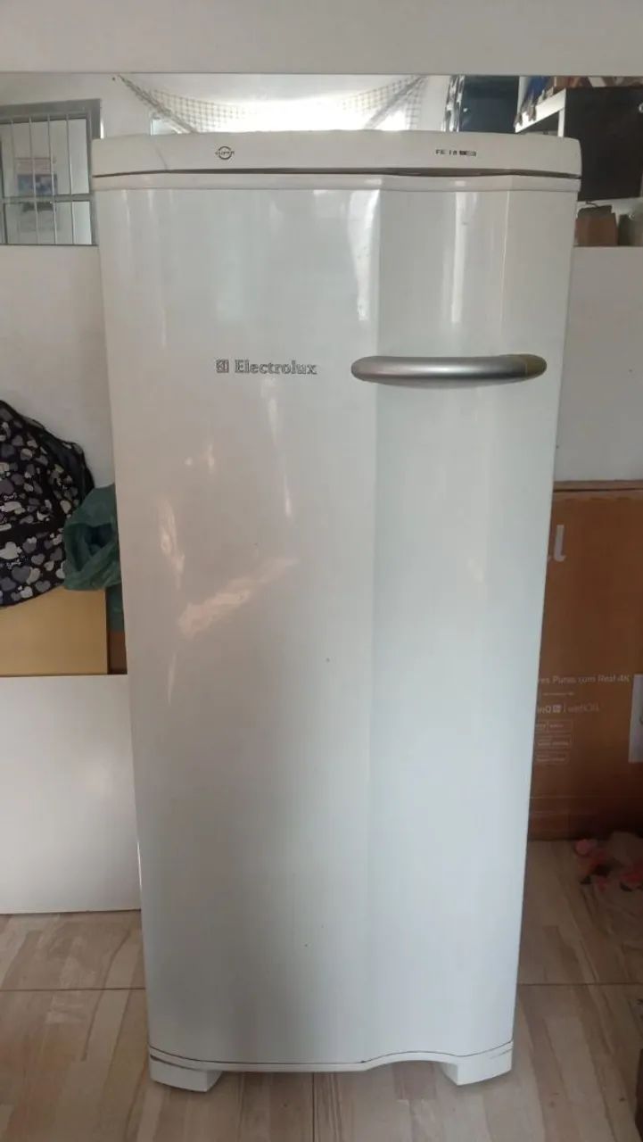 Freezer vertical Eletrolux pouco usado 