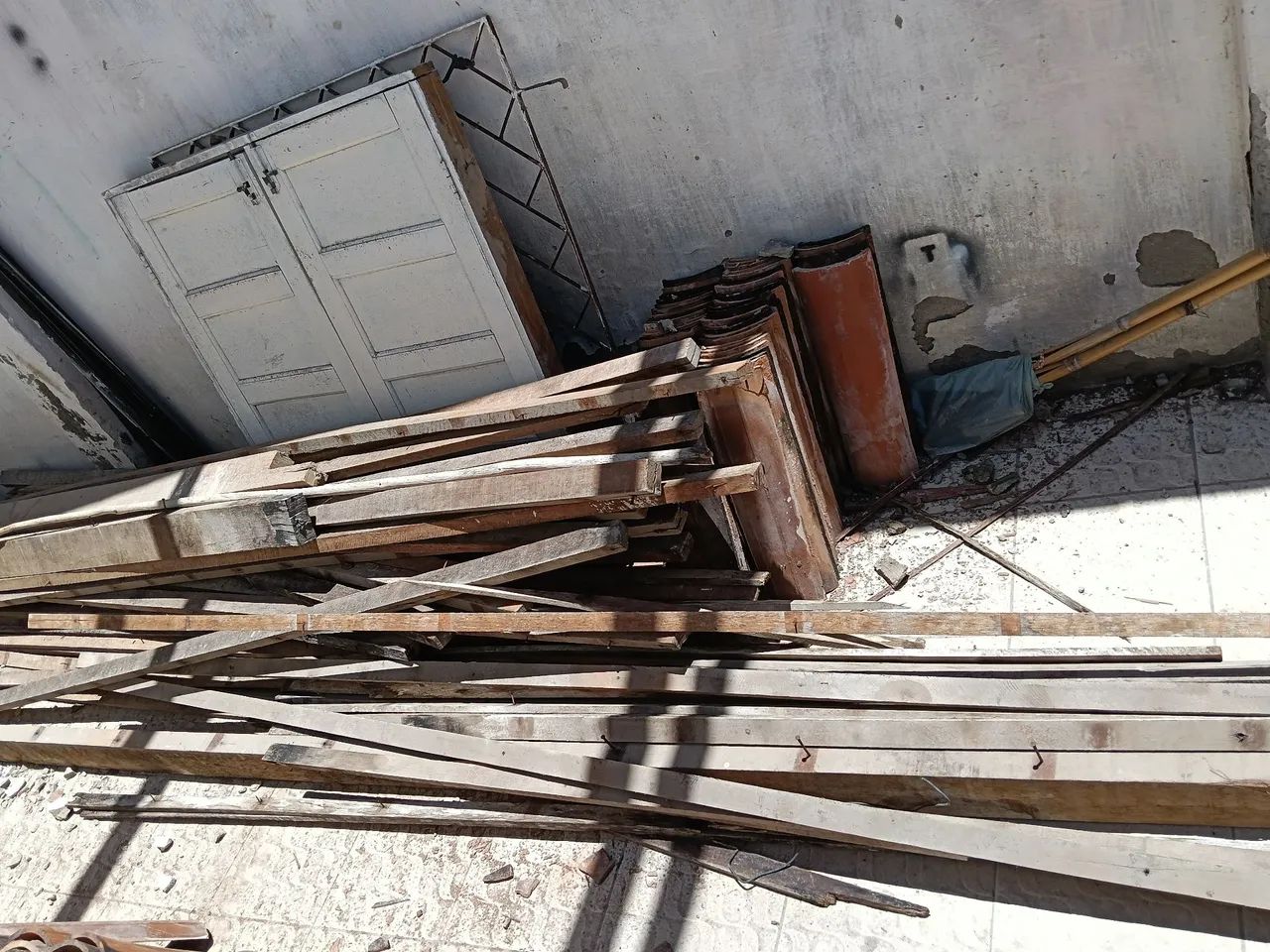 Telhas e madeiras  usadas  - Foto 3