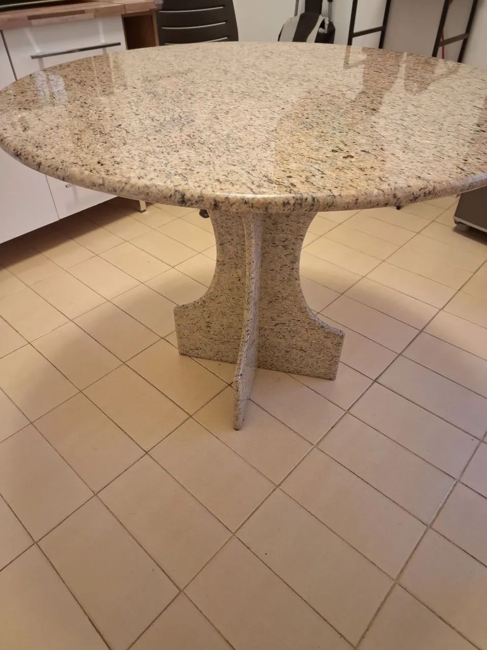 Mesa redonda com tampo e pé de granito 