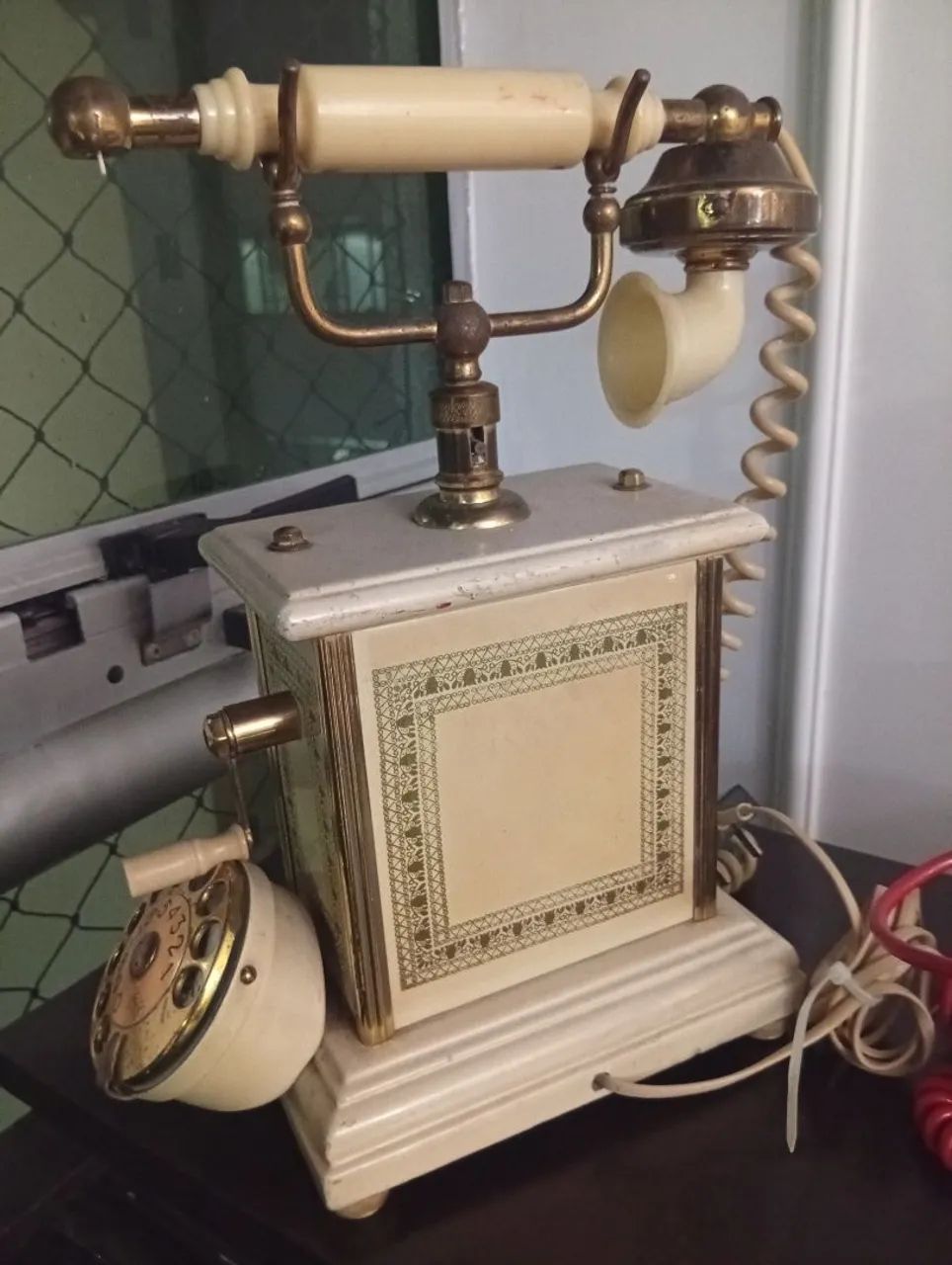 Telefone antigo em madeira  - Foto 3