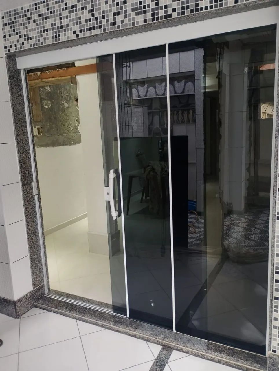 Janela e porta versatik em blindex fumê. - Foto 2