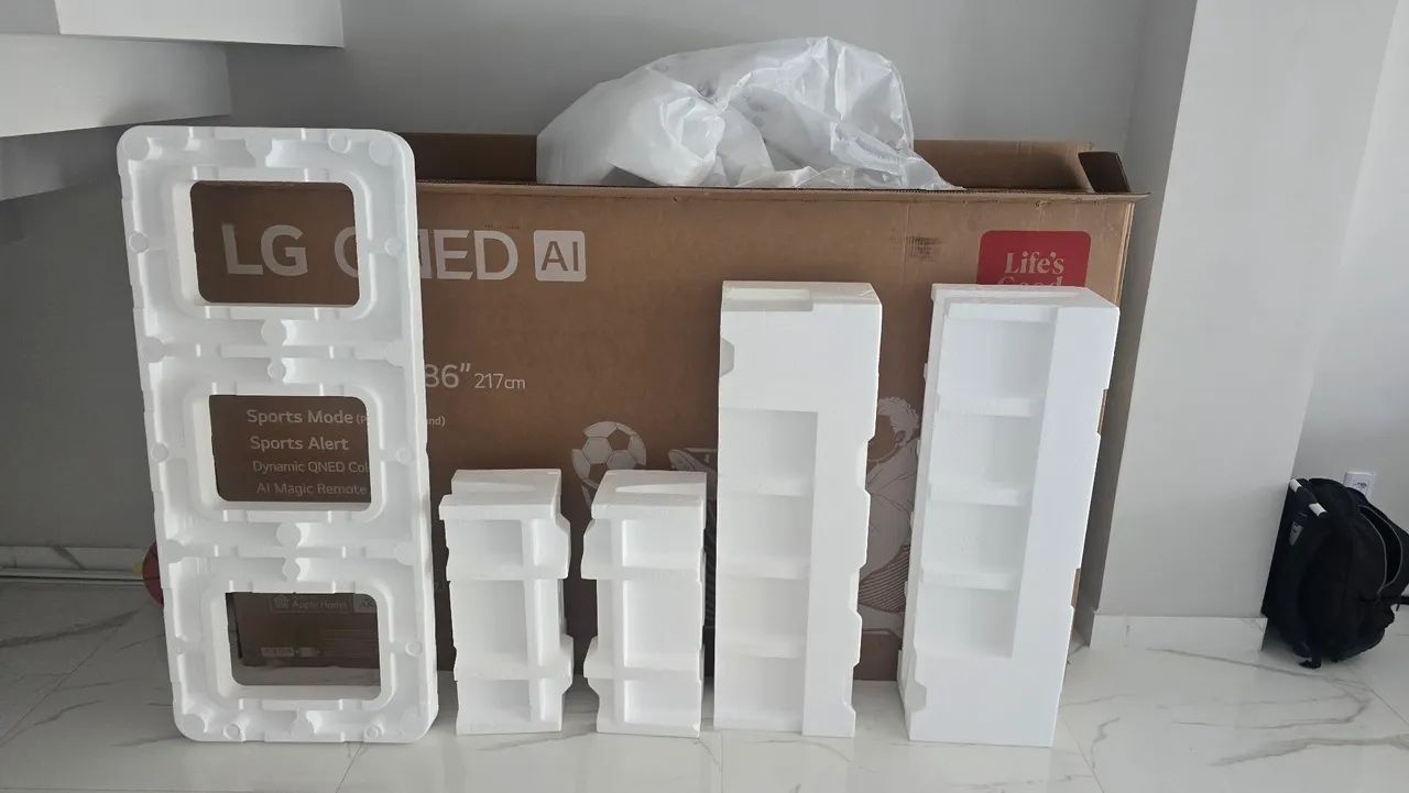 Estou vendendo uma caixa de papelão de 86 polegadas com isopor para transporte.