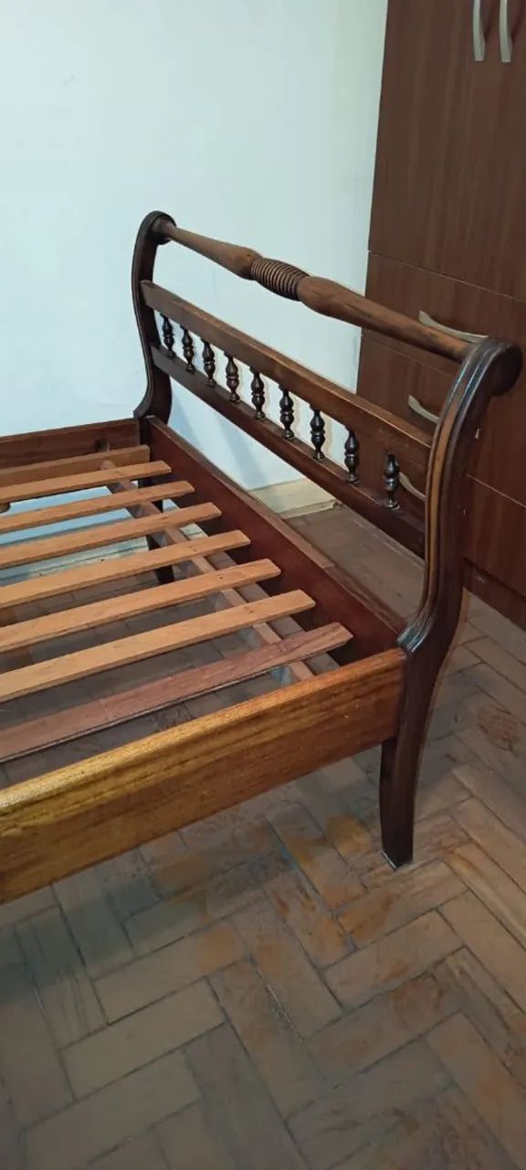 Cama de solteiro e mesinha de cabeceira - Foto 5