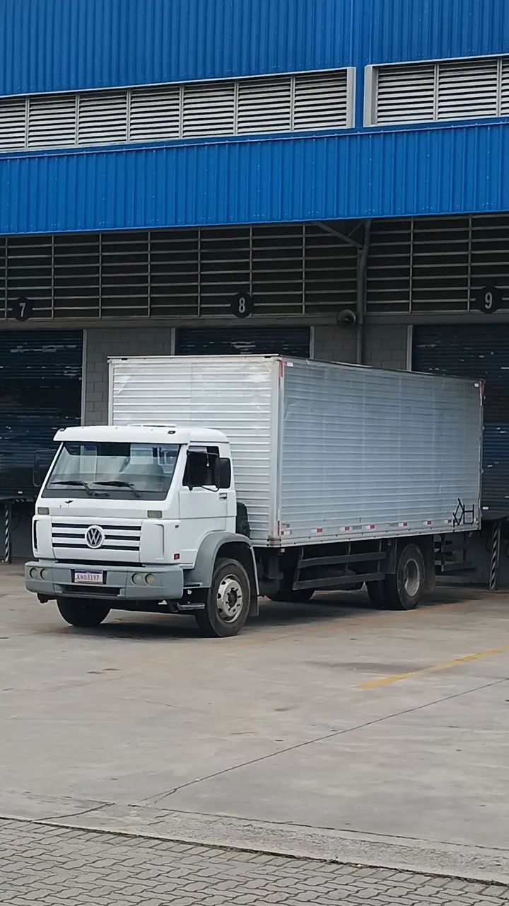 Caminhão frete e mudança baú 7 metros 