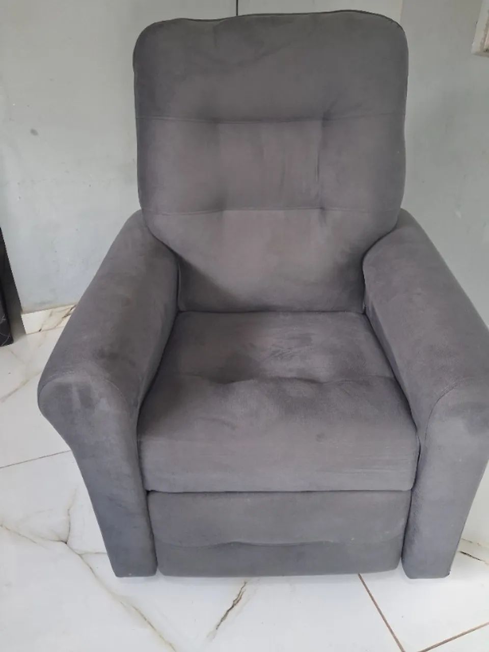 Poltrona reclinável cinza semi-nova 