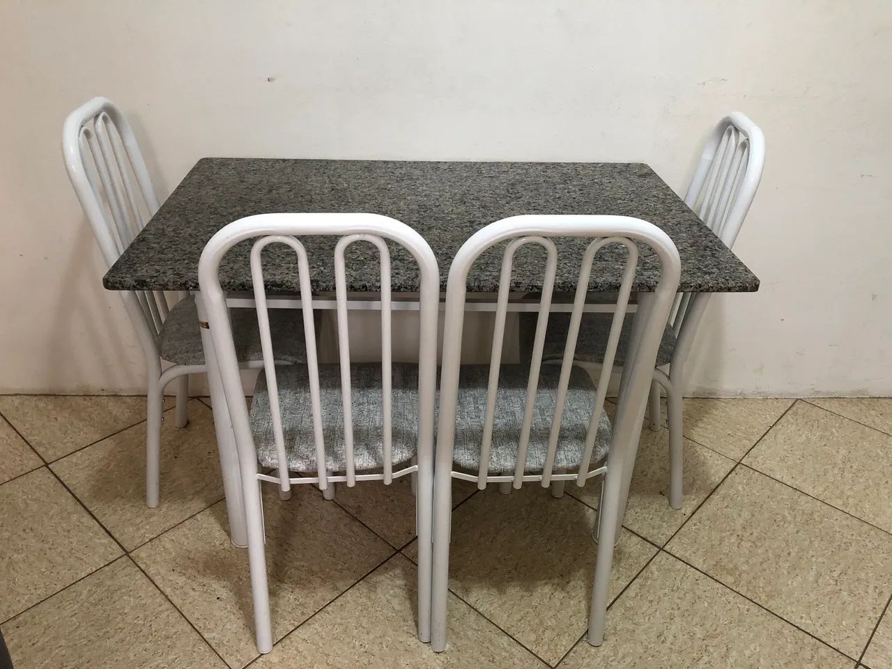 Mesa com 4 cadeiras