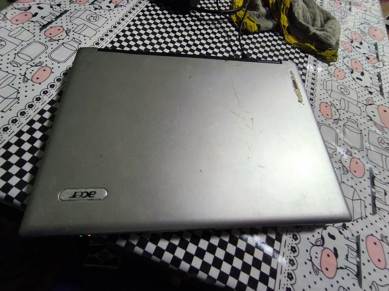 Notebook Acer amde antigo mas funcionando tudo 