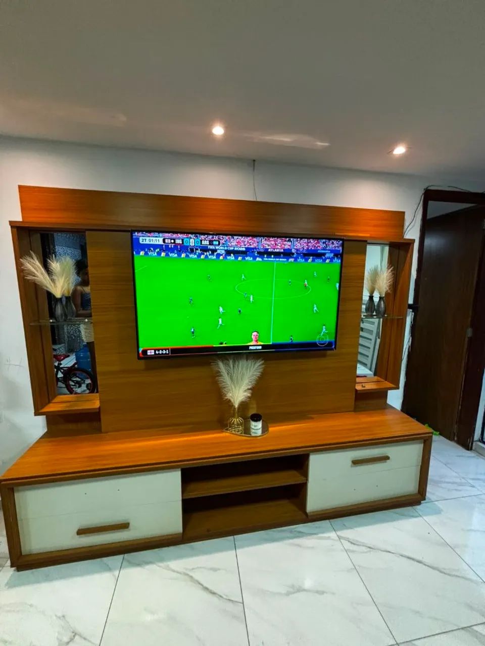 Painel para TV de até 75 polegadas.