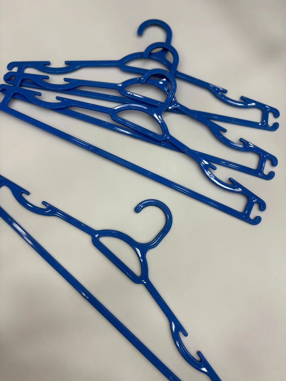 Kit com 10 Cabides Plásticos Azuis - Foto 2