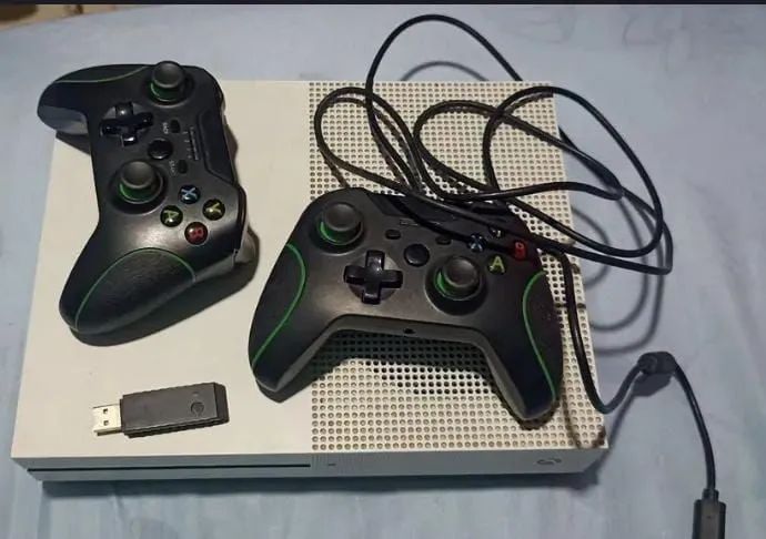 Xbox one com 2 controles e cabo HDMI 