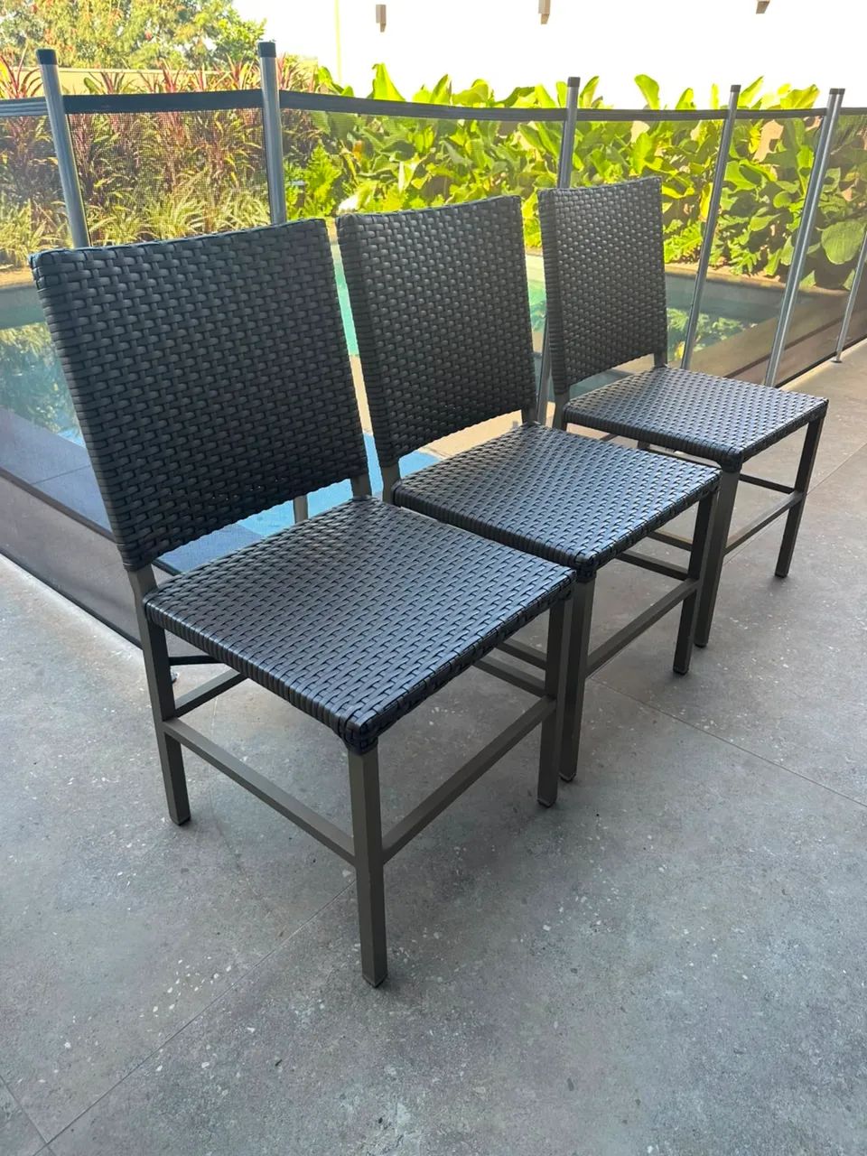 Conjunto de mesa, poltronas e cadeiras em alumínio. - Foto 5