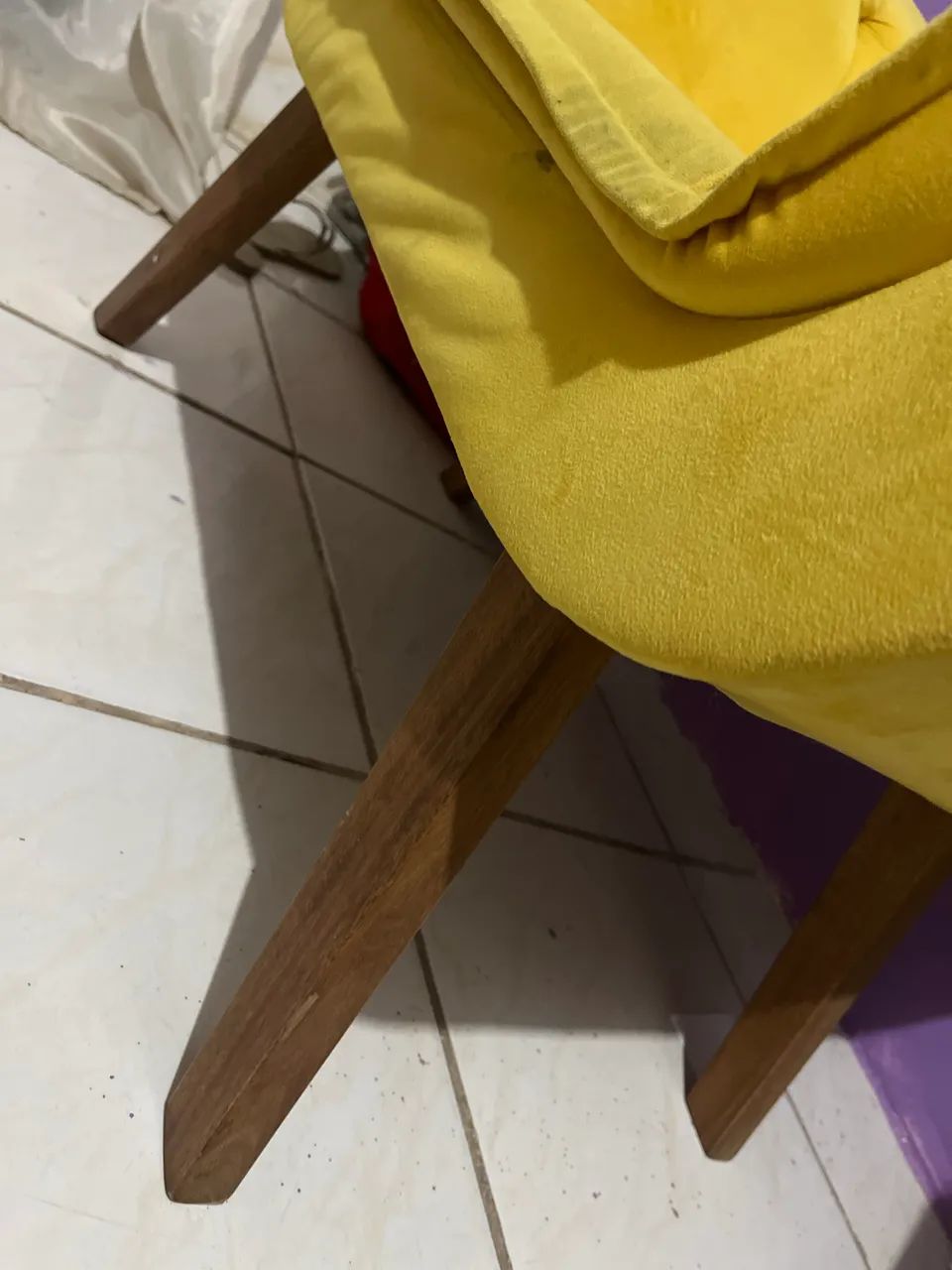 Vende-se poltrona na cor amarela com pés de pau. - Foto 2