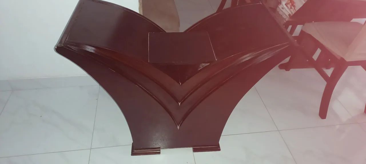 Pe de mesa de madeira