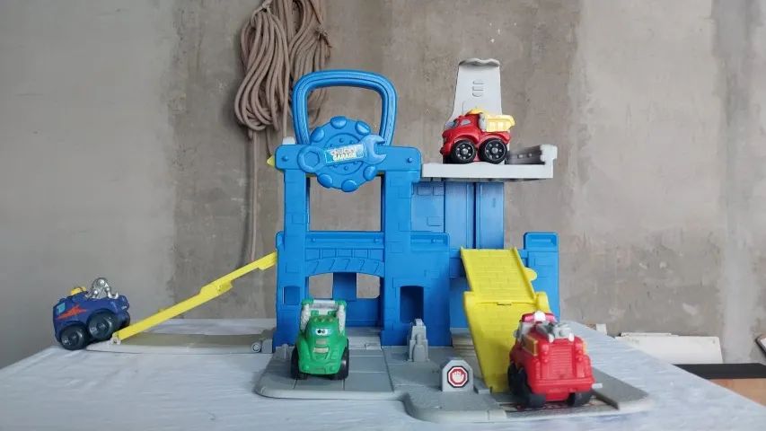 Chuck e Amigos - carrinhos e garagem 