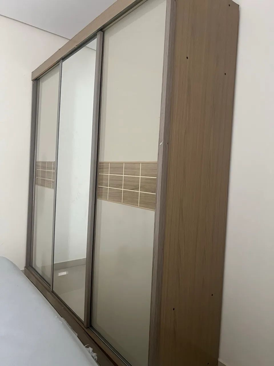 Guarda roupa 3 portas com espelho  - Foto 4