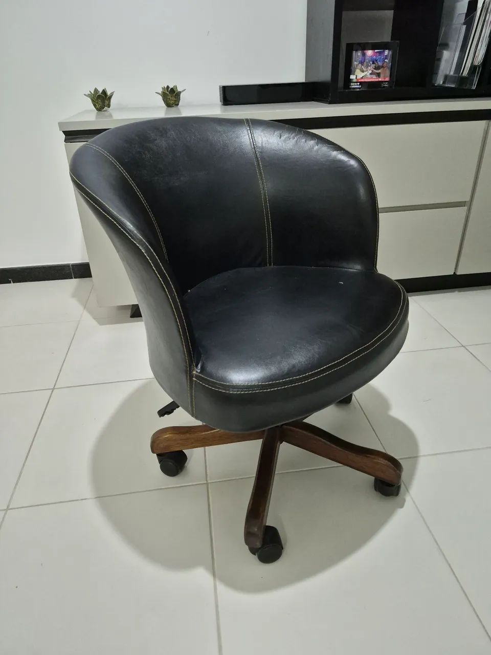 POLTRONA GIRATORIA EM COURO - Foto 2